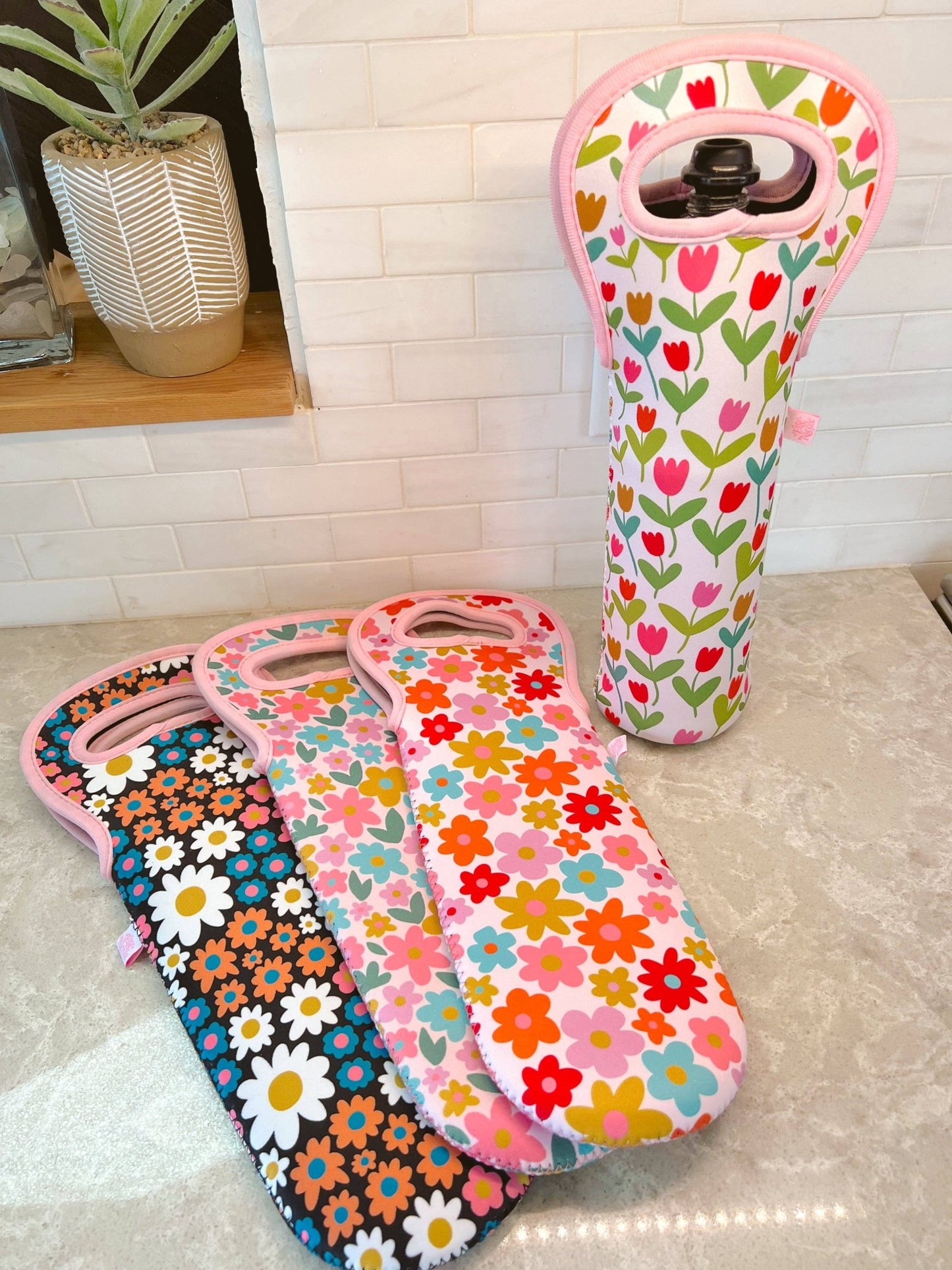 Insulated Wine Bag / Wine Gift Tote - Darling Daisy - Creative Sara Boutique